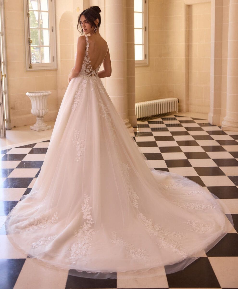 Corinna-face-Selestia-robe-de-mariee-princesse-arriere oui by lizy